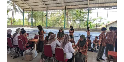 SKRINING KESEHATAN PESERTA DIDIK SMP NEGERI 2 RAWALO BEKERJA SAMA DENGAN PUSKESMAS RAWALO. RABU, 7 O